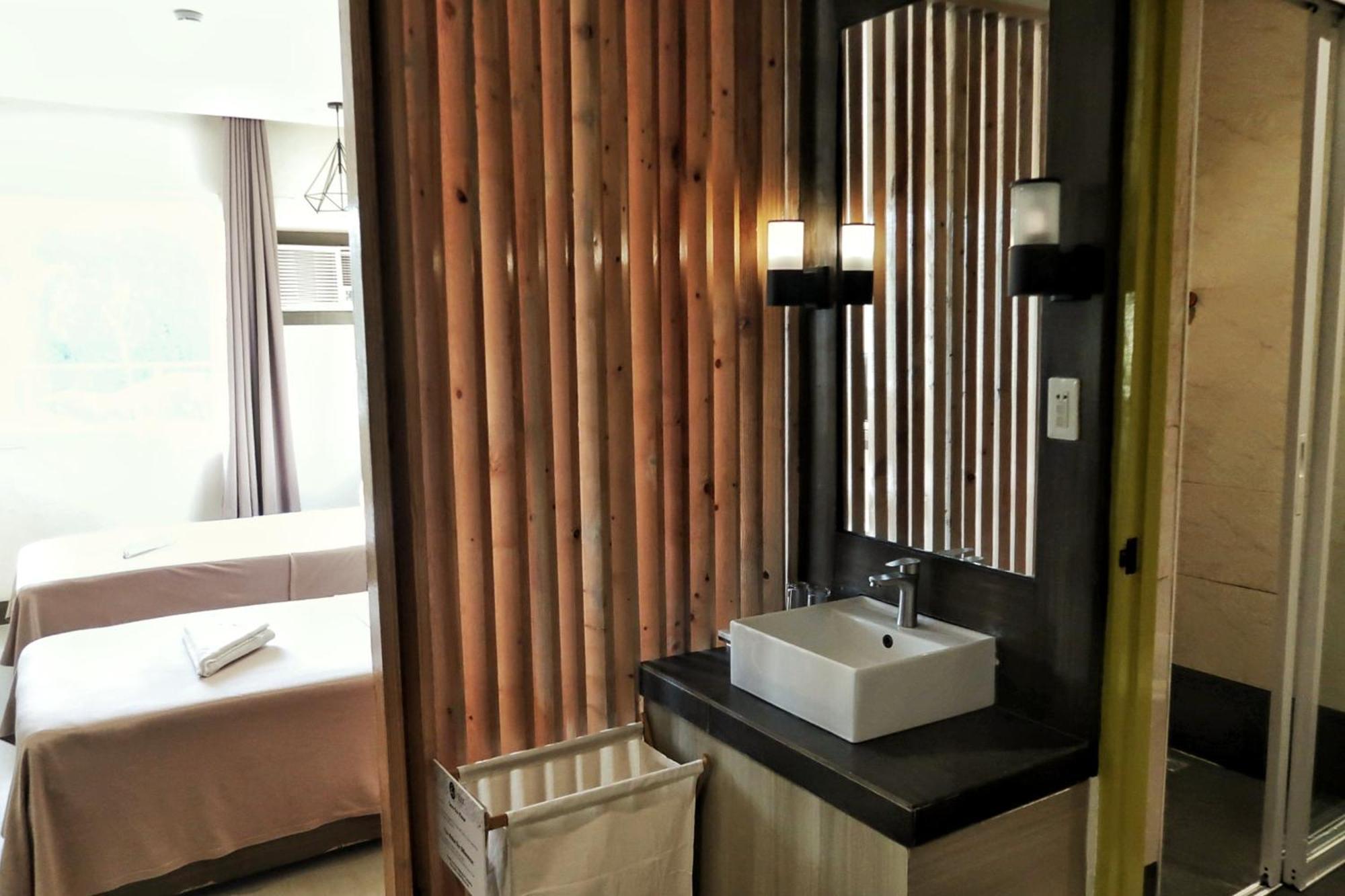Inn Leux Alona
